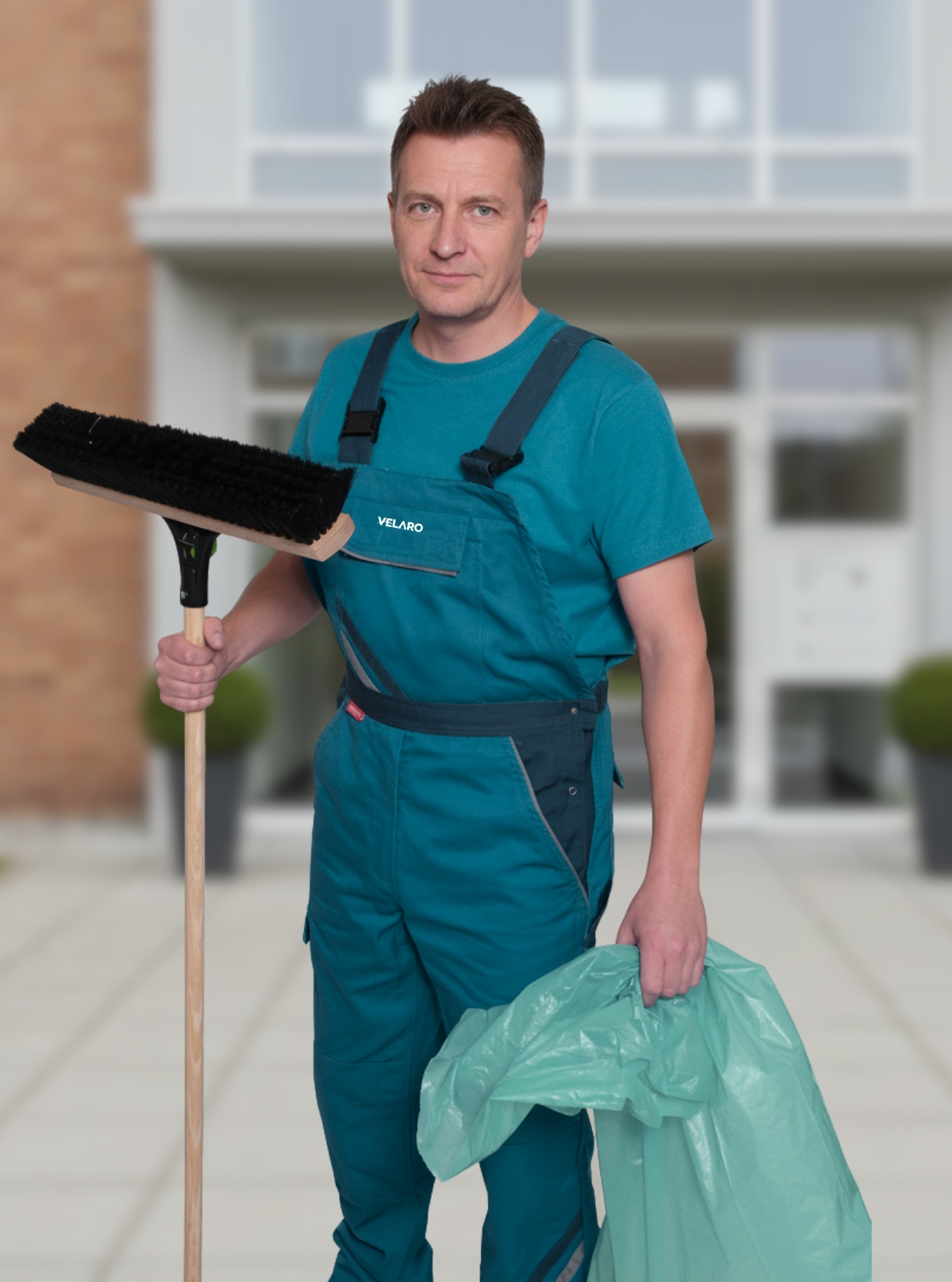 Mitarbeiter von Velaro Gebäudereinigung beim Hausmeisterservice in Braunschweig